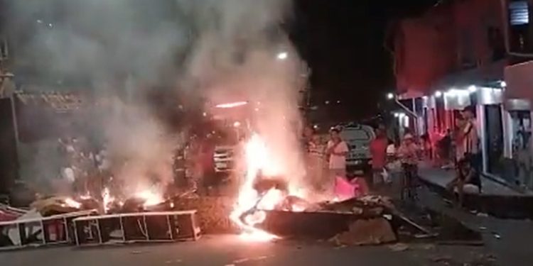 Moradores fecham rua em Manaus e polícia é chamada para acabar com protesto