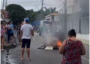 Vídeo: moradores criam barricada para expulsar AM energia e seus medidores aéreos em Manaus