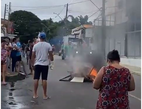 Vídeo: moradores criam barricada para expulsar AM energia e seus medidores aéreos em Manaus