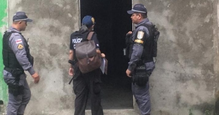Mulher é assassinada a tiros após sessão de tortura dentro de casa na Compensa