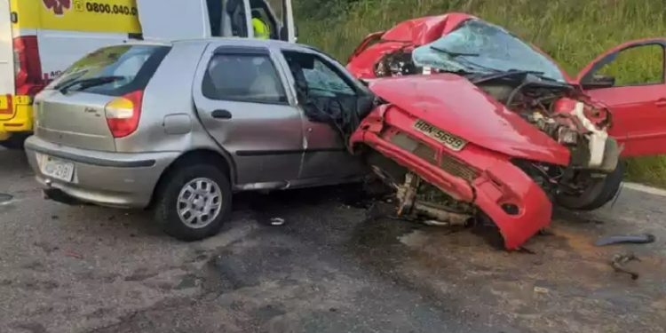 Polícia e bombeiros confirmam seis mortos no choque entre Gol e Palio