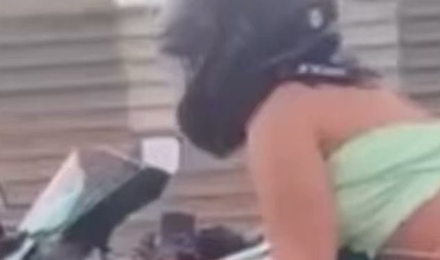 Vídeo: manauaras querem saber quem é a motoqueira que anda só de calcinha na Ponta Negra