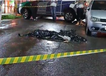 Homem tem massa encefálica espalhada no asfalto após ter rosto metralhado; cenas fortes