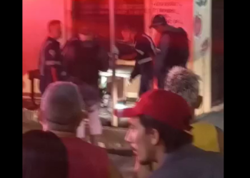 Homem é pego por criminosos, apanha e morre com vários tiros em avenida de Manaus; cena forte