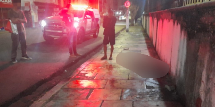 Suspeito de roubar moto aparece morto a pedradas no Centro de Manaus