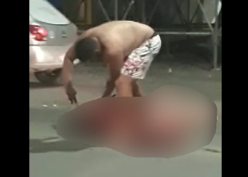 Cenas fortes: Vídeo mostra homem matando a facadas flanelinha no Centro de Manaus; veja