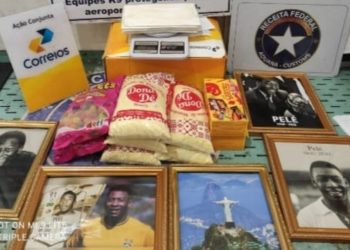 Quadros de Pelé cheios de cocaína e maconha são apreendidos nos Correios de Manaus