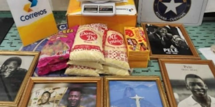 Quadros de Pelé cheios de cocaína e maconha são apreendidos nos Correios de Manaus