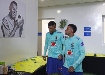 Seleção entra em campo contra Marrocos com o nome de Pelé em todas as camisas