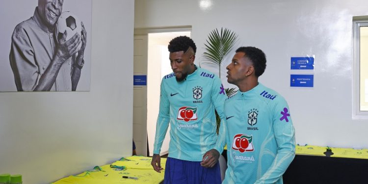 Seleção entra em campo contra Marrocos com o nome de Pelé em todas as camisas