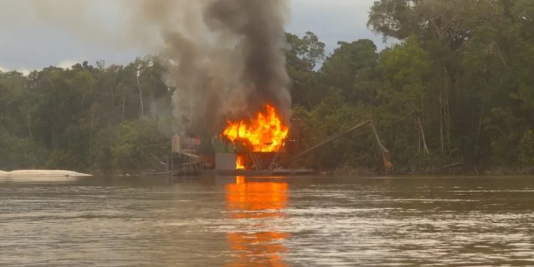 PF explode balsa de garimpeiros no interior do Amazonas