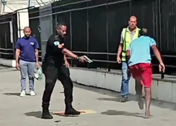 Vídeo: policial manda homem sair de calçada e dá tiro no pé dele