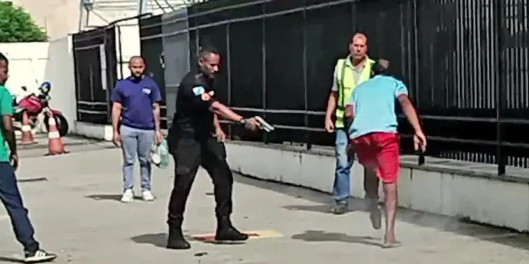 Vídeo: policial manda homem sair de calçada e dá tiro no pé dele