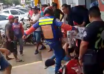 Vídeo: Vulgo ‘Baleia’ passa a perna em idosa, fica com R$ 200 e população não economiza na porrada