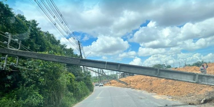Postes da AM Energia desabam no meio da rua em Manaus