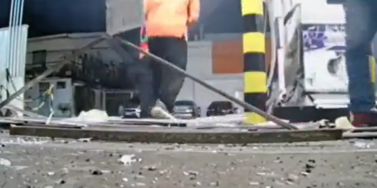 Vídeo mostra assaltantes explodindo cofre de posto de combustível em Manaus; veja