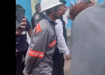 Vídeo: funcionário da AM Energia é preso tentando instalar medidores aéreos em Manaus