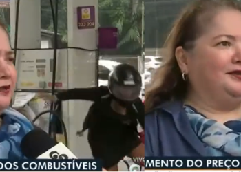 Motociclista cai ao vivo na Rede Amazônica durante reportagem e entrevistada segura riso; veja