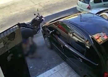 Homem persegue e espanca criança após ela mexer com cachorro