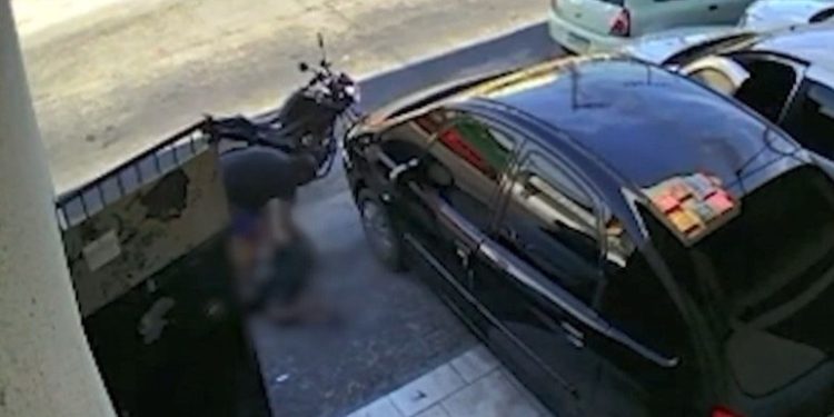 Homem persegue e espanca criança após ela mexer com cachorro