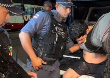 Vídeo: Homem é flagrado furtando arma de sargento da PM em supermercado de Manaus e vai preso