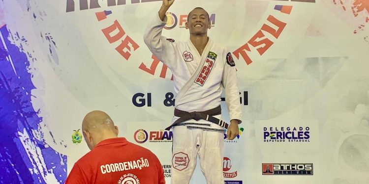 Aposentado no atletismo, Sandro Viana é ouro em primeira competição de jiu-jitsu