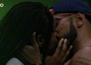 Sarah e Alface trocam beijo cinematográfico e depois ele diz: ‘Deixa de safadeza’; vídeo