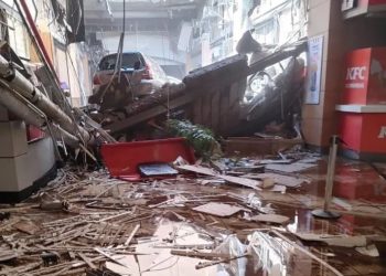Vídeo: piso de edifício garagem do shopping desaba e carros caem dentro do prédio