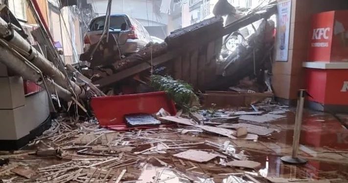 Vídeo: piso de edifício garagem do shopping desaba e carros caem dentro do prédio