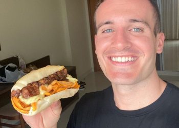 Australiano não aguenta de saudade do x-caboquinho e volta para morar em Manaus