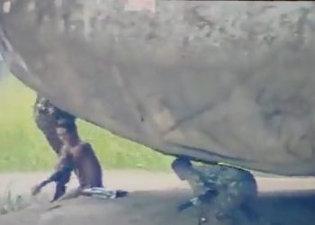 Ao vivo, Record TV flagra soldados do Exército em momento íntimo atrás de pedra; vídeo