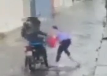 Vídeo: mulher saca guarda-chuva e espanta criminoso durante assalto