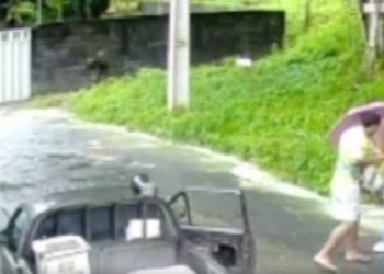 Vídeo: ‘carro da sucata tá passando na sua rua’ passa e assalta mulher em Manaus