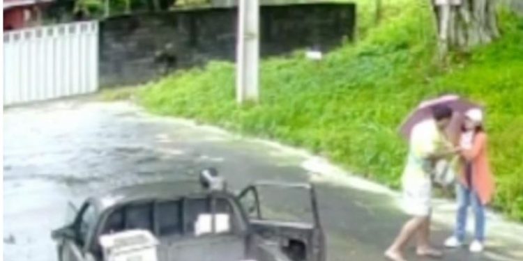 Vídeo: ‘carro da sucata tá passando na sua rua’ passa e assalta mulher em Manaus