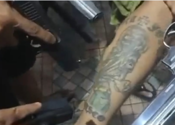 Torcedores do Vasco exibem armas antes do clássico contra o Flamengo