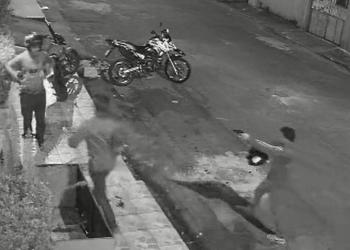 Entregador de delivery vai fazer entrega e tem moto roubada por dupla em Manaus; vídeo