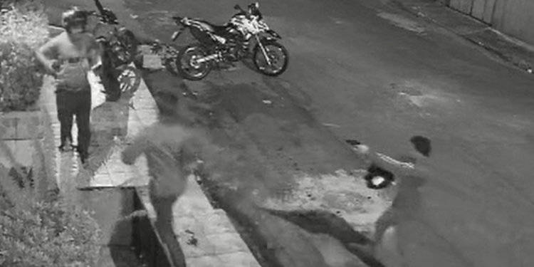 Entregador de delivery vai fazer entrega e tem moto roubada por dupla em Manaus; vídeo