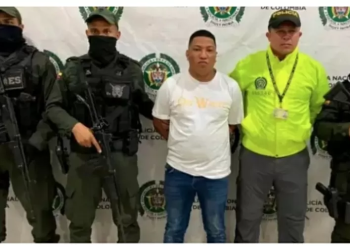 Engenheiro desempregado cria ‘camisa currículo’ para pedir emprego