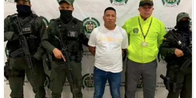 Engenheiro desempregado cria ‘camisa currículo’ para pedir emprego
