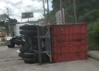 Vídeo: carreta pesando toneladas tomba no Distrito e por pouco não causa tragédia em Manaus