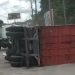 Vídeo: carreta pesando toneladas tomba no Distrito e por pouco não causa tragédia em Manaus