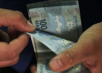 Brasileiros encaram fila com 300 mil pessoas para saber se têm dinheiro esquecido no banco