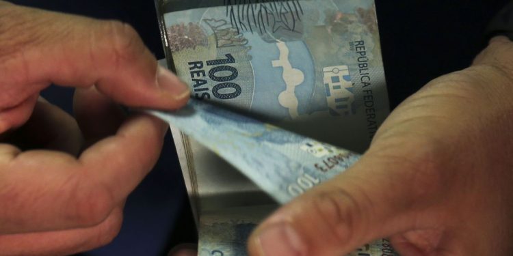 Brasileiros encaram fila com 300 mil pessoas para saber se têm dinheiro esquecido no banco