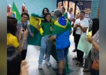 Vídeo: amazonense que invadiu prédios em Brasília volta a Manaus aos gritos de ‘guerreira’