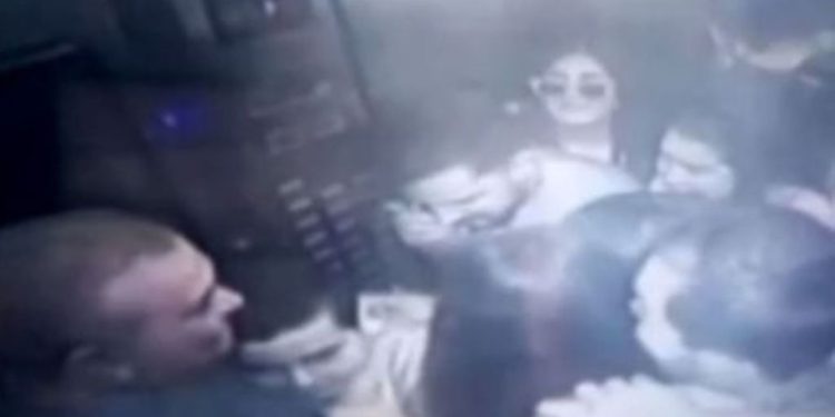 Vídeo: Elevador com 11 pessoas despenca; três ficaram feridos