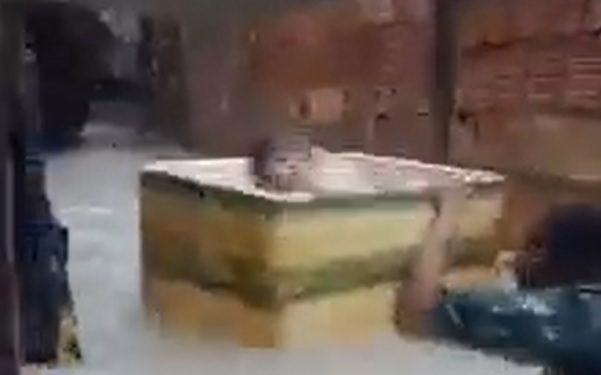 Vídeo: moradores da ZL de Manaus salvam criança em caixa de isopor durante a chuva