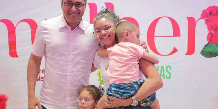 No Dia da Mulher, Wilson Lima encontra com beneficiárias do Auxílio Estadual