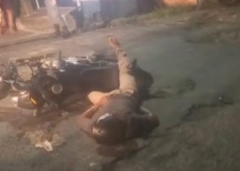 Assaltante atira no comparsa pelas costas durante fuga