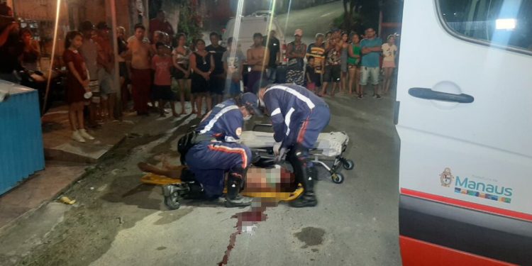 Ensanguentado, homem cai em meio a rua e pede socorro a moradores; veja imagens
