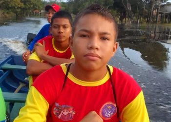 Força de vontade: primos fazem travessia em canoa para participar das aulas do Bombeiro Mirim